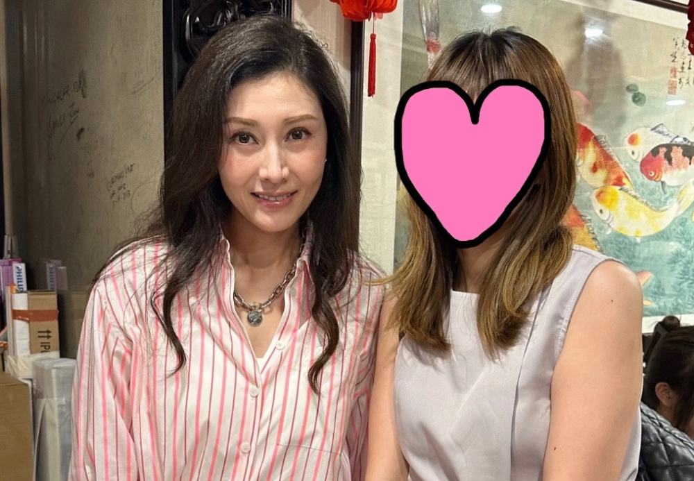 54岁李嘉欣近照曝光，时光中的优雅女神_知识解释