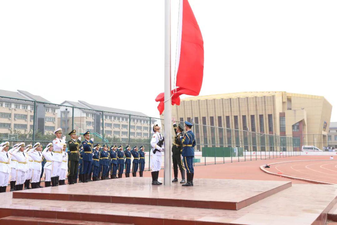 国旗护卫队隔空喊话澳门濠江中学，传承爱国精神的壮丽篇章_动态词语解释