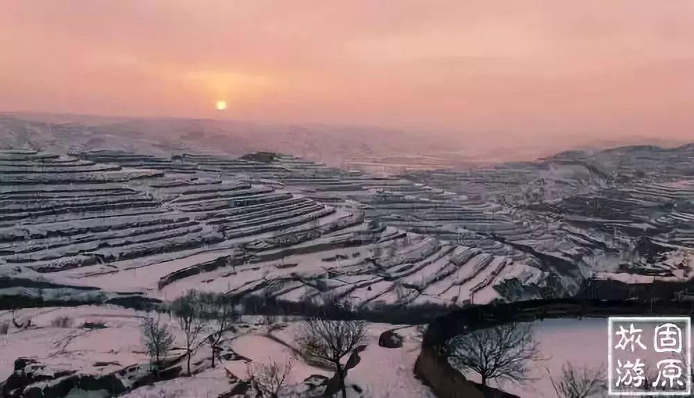 冰雪大世界开园 游客裹棉被排队