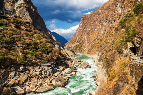 景区回应李现在虎跳峡举国旗，理性旅游，文明游览