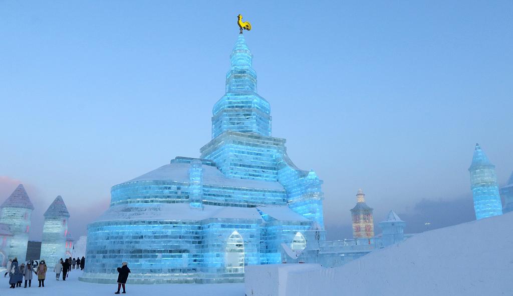 哈尔滨冰雪大世界，两天迎客超十万人次，领略冰雪奇景的魅力