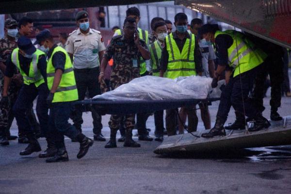 航班惊魂，落地惊现死尸的离奇事件