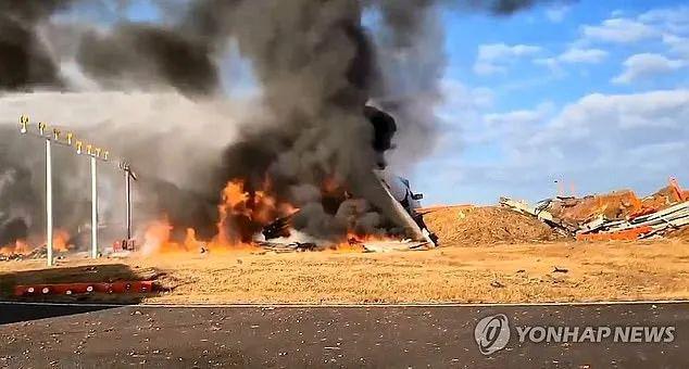 韩国空难发布会现场，家属的痛哭怒吼与无言的悲痛