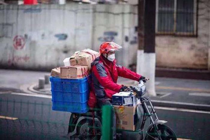 刘强东骑三轮亲自送货，时代的变迁与人性的回归