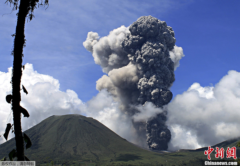 印尼伊布火山喷发，灰柱直冲云霄，高达三千米