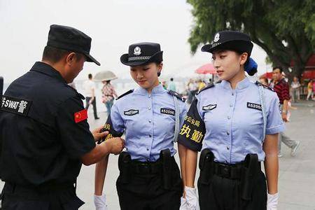 震区辅警挖到儿女生前衣物跪地痛哭，人性的脆弱与坚韧交织