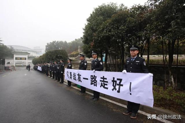 英雄之路，27岁辅警遭遇酒驾拖行，用生命捍卫安全