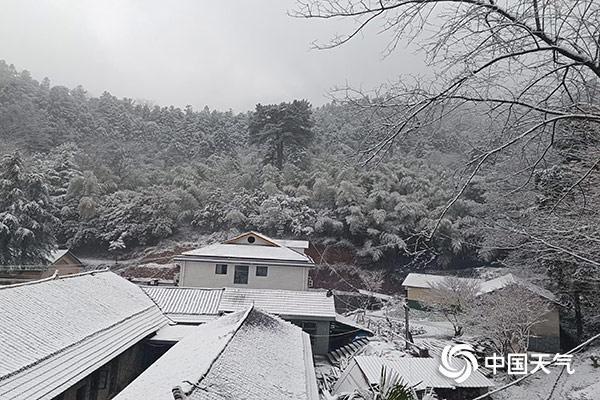 湖南气温将暴跌，局地雨夹雪——天气巨变下的冷暖人生