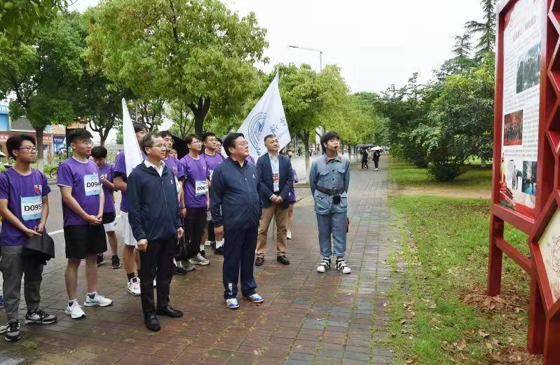 南京献血车开进中小学校园？假的！一则关于谣言与现实的幽默观察