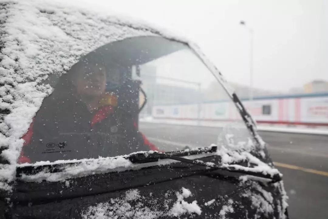 寒潮来袭！八省区遭遇大到暴雪，大雾笼罩下的挑战与应对