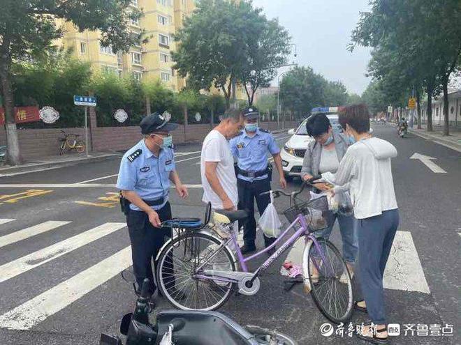 黄昏下的意外邂逅，两位老人的骑行之旅与互相搀扶的温情