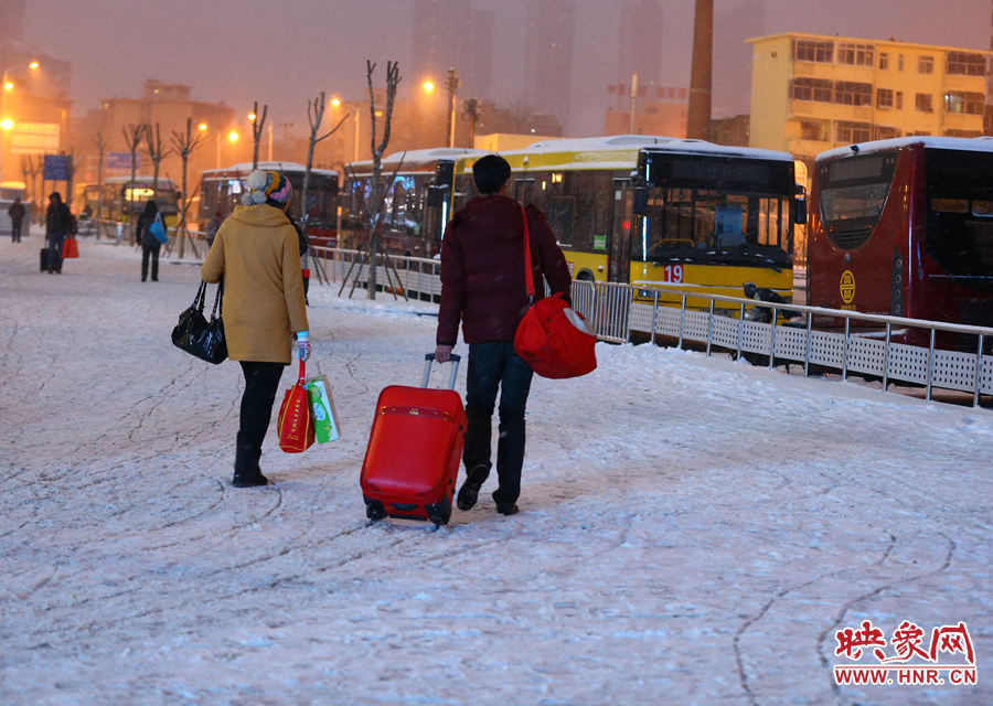 大雪阻路，女子车站苦等两天回家过年