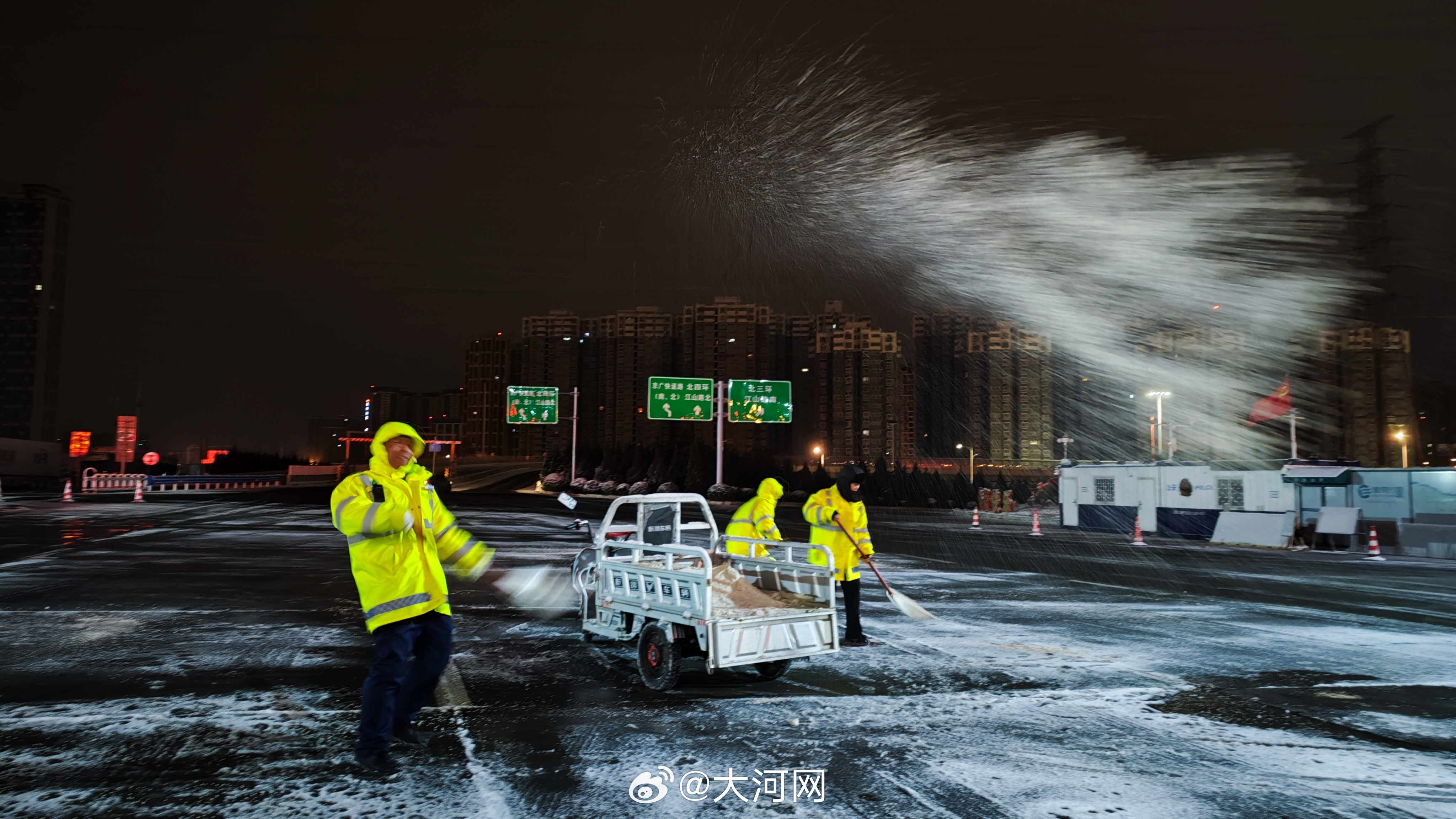 暴雪下的春运回家路，一场与时间和天气的博弈