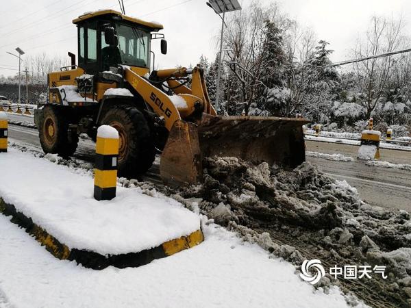 陕西暴雪突袭，村民门口积雪半米深——冰雪中的挑战与趣事