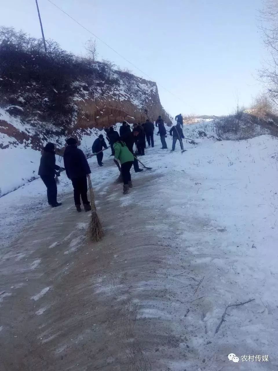 村民门口积雪半米深，一场突如其来的冬日考验