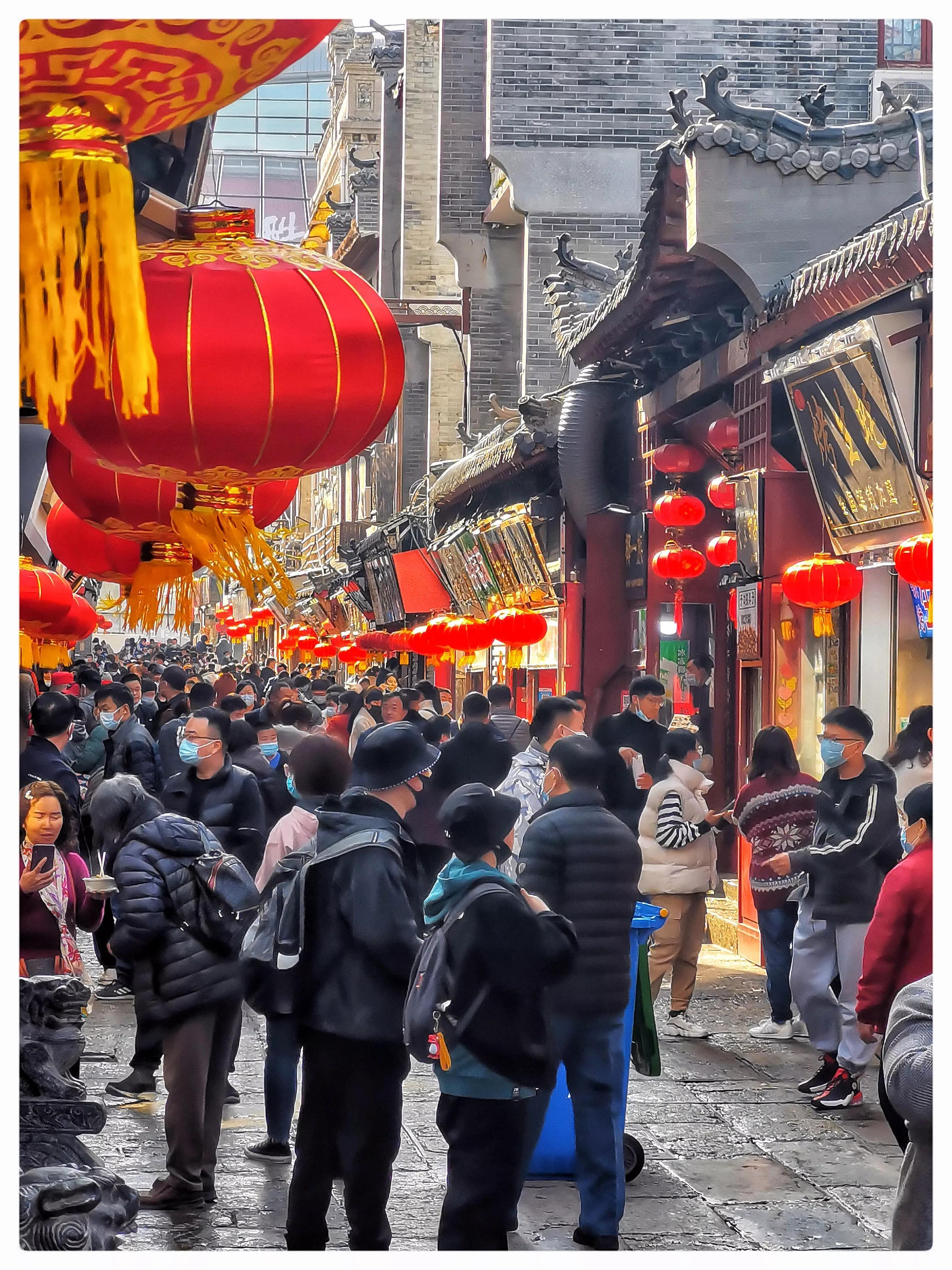 正月初一全国多地景区游客爆满，热闹背后的挑战与思考