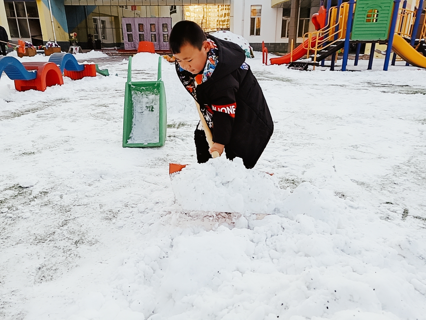 美男子用婴儿清积雪，一场意料之外的冬日奇迹