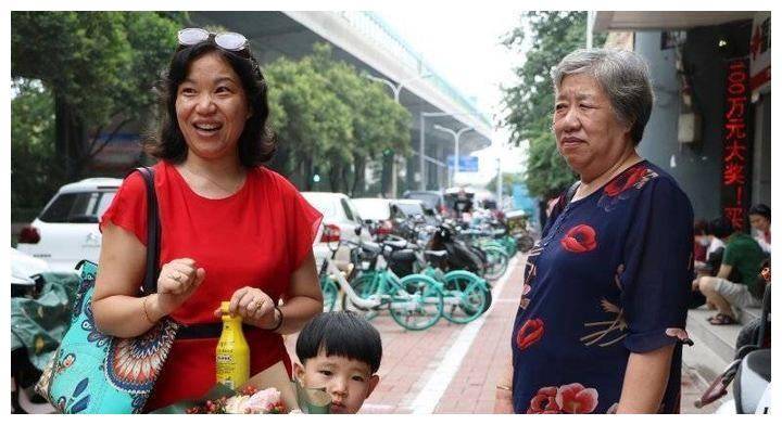 侄子侄女过年用最高礼仪迎接姑姑