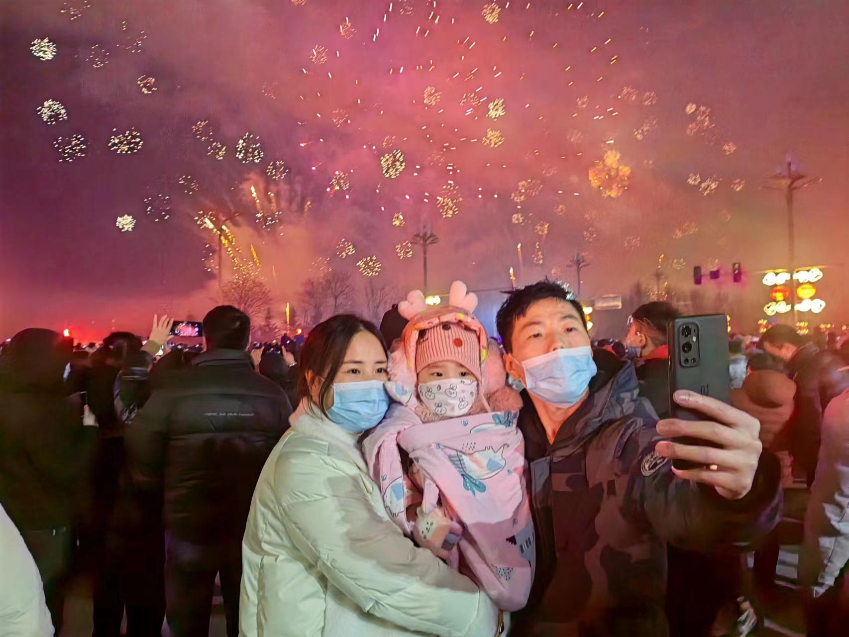 一、标题，夜空璀璨交响，一万枚水母烟花的壮丽升空