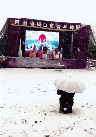 风雪中的坚守，豫剧演出遇大雪台下无人，演员仍倾情表演