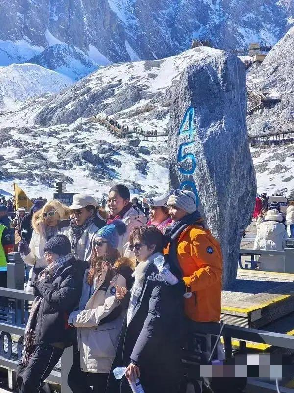 七旬刘晓庆勇攀玉龙雪山，不老传奇的巅峰之旅