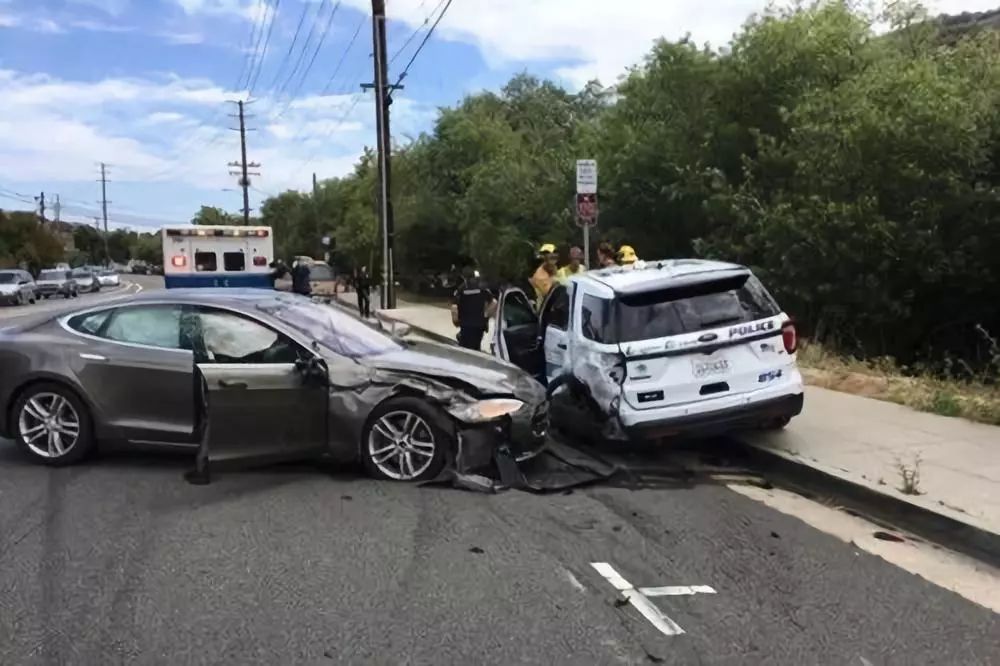 纪委紧急回应警车连撞三车真相，失控竟因精神病人驾车？揭秘事件内幕！