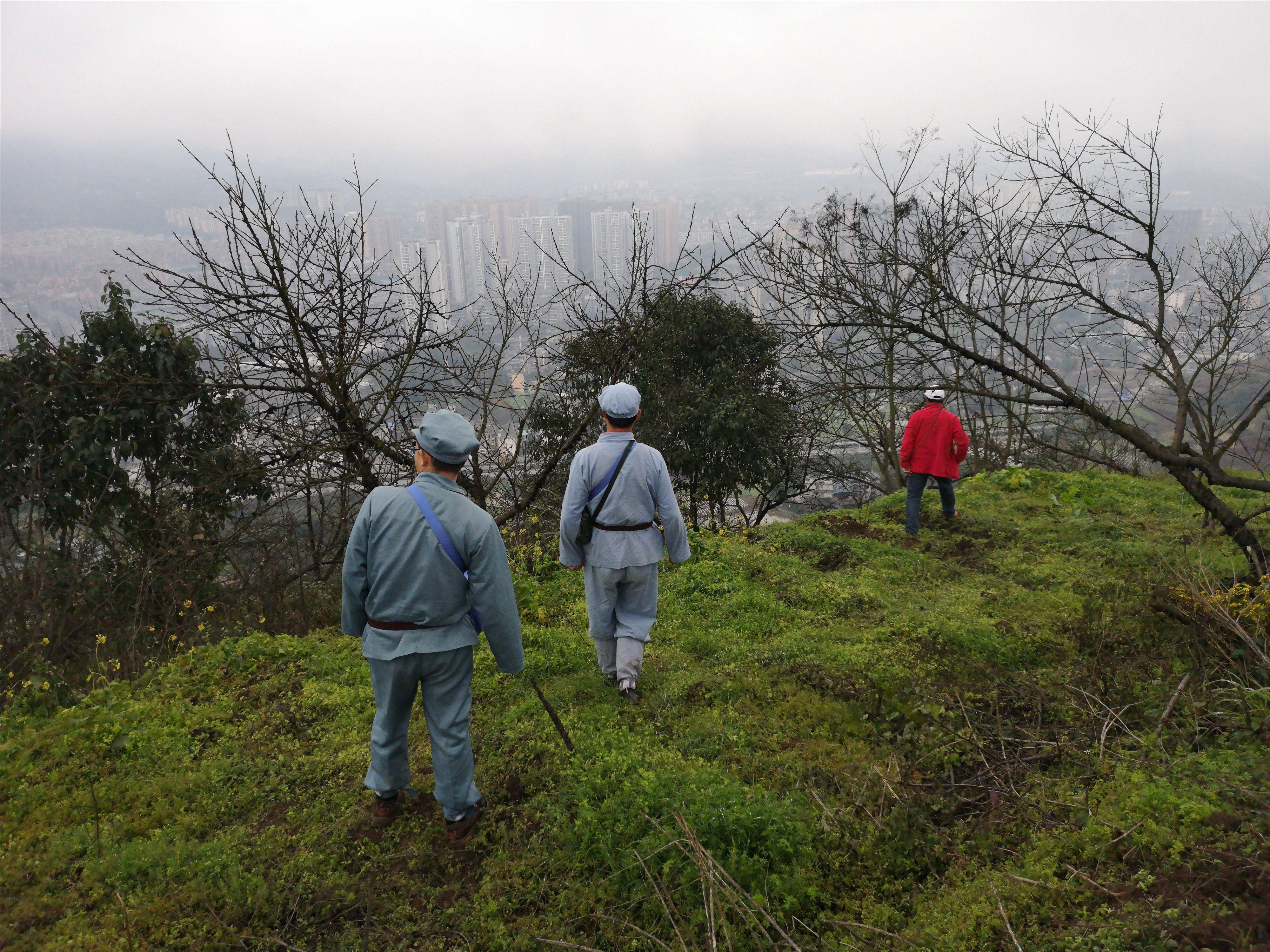 四川山体滑坡吞噬生命，一人遇难，二十八人下落不明——生死未卜的紧急搜救行动！