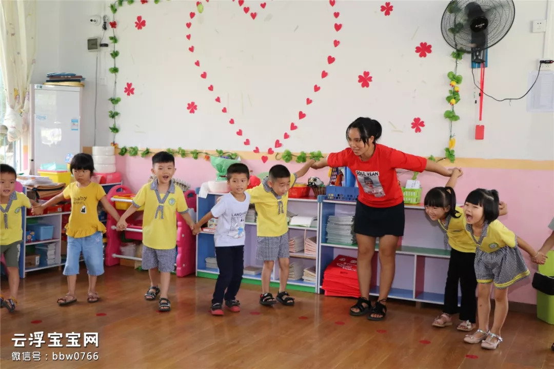 幼儿园开学首日场景混乱，家长情绪高涨引发关注焦点