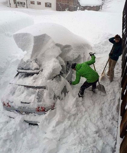 暴雪来袭，华人铲雪背后的情绪困境，抑郁的阴霾何时散去？