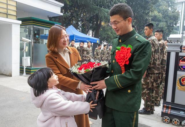 泪目！退役士兵军装笔挺手捧鲜花，只为赴一场跨越20年的小学之约