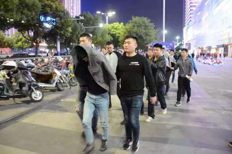 惊！两男子深夜招嫖反被套路，报警后竟牵出更大黑幕！