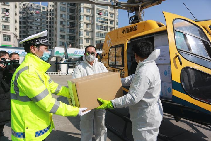 惊魂一刻！机长忘带护照被迫折返，数百乘客滞留机场，真相令人震惊！